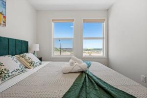 4 Bedroom Detached Home with Free Parking, Netflix, King Size Bed & Portable AC