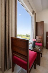 Hotel Woodlark Heights Zirakpur Chandigarh !! Easy Airport Access ! Budget Friendly