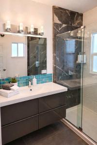 CasaViva Pacifica - 2BR Sleeps 10 with Firepit, BBQ & Shared Yard, Kids Zone - Walk to Hillcrest Fun, Near Zoo, Balboa Park & Beaches