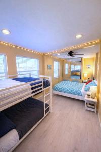 CasaViva Pacifica - 2BR Sleeps 10 with Firepit, BBQ & Shared Yard, Kids Zone - Walk to Hillcrest Fun, Near Zoo, Balboa Park & Beaches