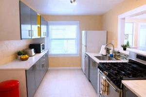 CasaViva Pacifica - 2BR Sleeps 10 with Firepit, BBQ & Shared Yard, Kids Zone - Walk to Hillcrest Fun, Near Zoo, Balboa Park & Beaches