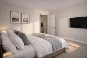 Premium 1 & 2 Bedroom Stay Near Venice Beach with Pool Hot Tub & Cinema