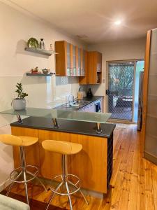 Beachside Bungalow with Sauna - 15 mins from the city