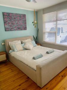 Beachside Bungalow with Sauna - 15 mins from the city
