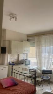 Marias 2 Studios Apartments Flats to Let -heart city ,50m harbor Chantzara