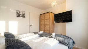Bright 1BR Apartment with Living Room & Balcony