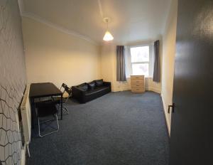 Nice Cosy 3 bedroom Flat Room number 1 one double bed Room number 2 one Single bed Room number 3 one single bed 1 spare mattress to accommodate 2 more people
