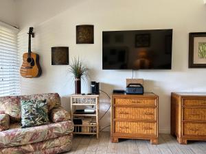 Kihei Bay Surf #213 Studio Kitchen, Wifi, Great Rates, Shared Hot Tub, Near Beach