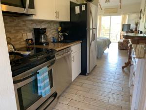 Kihei Bay Surf #213 Studio Kitchen, Wifi, Great Rates, Shared Hot Tub, Near Beach