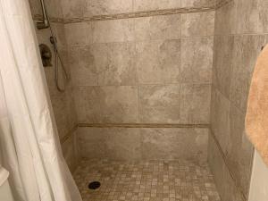 Kihei Bay Surf #213 Studio Kitchen, Wifi, Great Rates, Shared Hot Tub, Near Beach