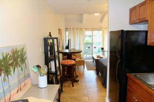 Kihei Bay Surf #218 Studio Renovated, Near Beach, Shared Hot Tub,Courtyard