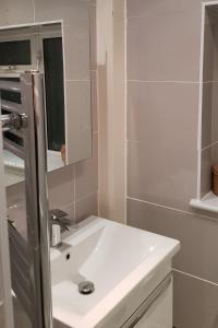 Beautiful Double Room with free Wi-Fi and Large Smart TV