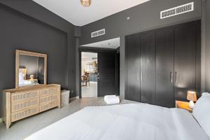 FIRST CLASS 3BR Modern Duplex with Tranquil Lake View