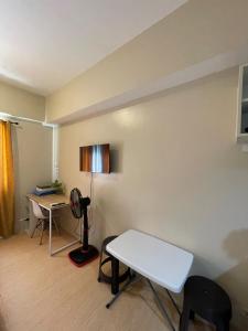 La Maria Rentals - Cozy Queen size bed with Sofa bed, Across SM Cebu