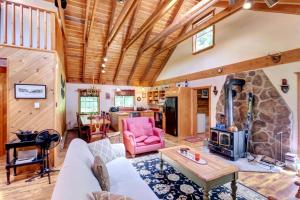 Warm & Inviting Cabin Retreat Perfect for Year-Round Escapes in Denver, New York