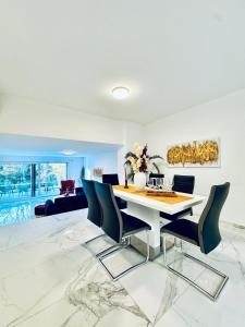 Elegant 5BR & 1LR Villa , Private Stay with Prime Location