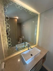 Modern Serviced Apartment - Pool & Free Parking