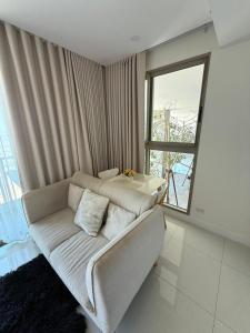 Modern Serviced Apartment - Pool & Free Parking