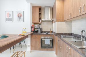 Free housekeeping visits during your stay - StayShort - Elegant 1BR Apartment in Jebel Ali with Pool