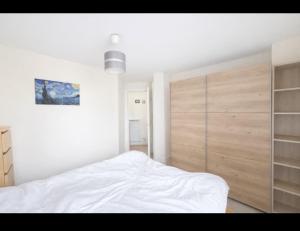 Cosy Flat in Zone 1 - 1min to Tube