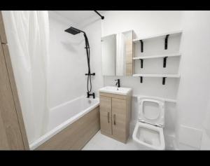 Cosy Flat in Zone 1 - 1min to Tube