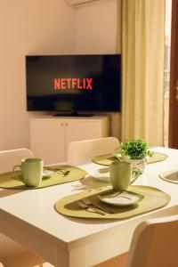 SHARED SWIMMING POOL, House relax Lu Bagnu img1