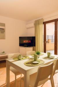 SHARED SWIMMING POOL, House relax Lu Bagnu