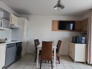 Superbe appartement en face de la plage avec piscine sauna et petite vue mer