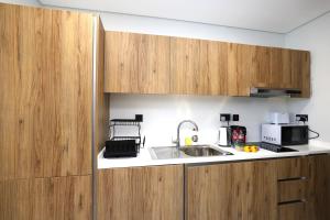 Central Stay Studio Apartment near Cleveland and Abu Dhabi Mall