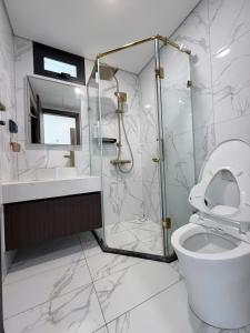 Luminous Skyline Apartment