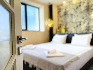 Modern & Classy Top Centre Apartment for 4 Guests & Parking