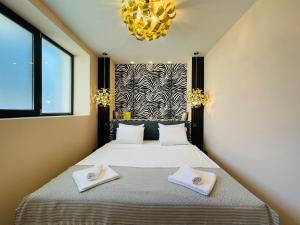 Modern & Classy Top Centre Apartment for 4 Guests & Parking