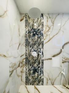 Modern & Classy Top Centre Apartment for 4 Guests & Parking