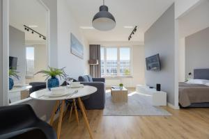 Wola Pet-friendly Apartments with AC Sławińska by Noclegi Renters