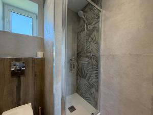 Sel et Vent maison entièrement rénovée belle terrasse, jardin clos, parking privatif 150 m de la plage 5 mn à pied tous commerces près de Bayeux, Arromanches au coeur des plages du débarquement