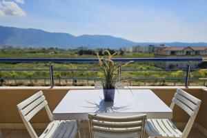 Apartment With Pool View 001 - Happy Rentals