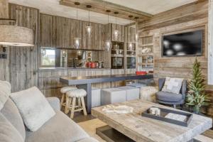 Modern Jaillet Pearl Newly Renovated