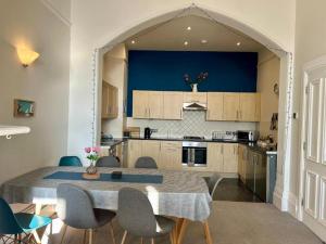 Stunning Sea Views - Sleeps 6-7 - High Ceilings - Southsea