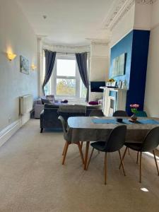 Stunning Sea Views - Sleeps 6-7 - High Ceilings - Southsea