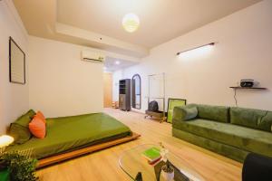 Private Sage Green & Projector Studio In Center District 10