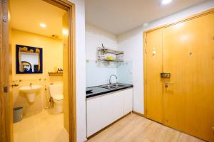 Private Sage Green & Projector Studio In Center District 10