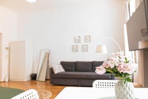 Close to Rennweg, Beautiful 2BR Apartment with WIFI & TV