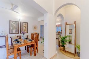 Stylish 2bhk w pool and Kitchen 8 mins from beach