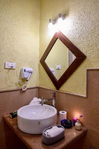 Stylish 2bhk w pool and Kitchen 8 mins from beach
