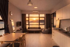 Premium Seaview Mountain city view Suites Best Location