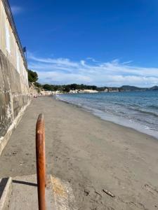 La petite maison près de la mer, avec jardin , parking et clim