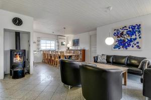 Cozy thatched cottage with pool by the sea - SJ450
