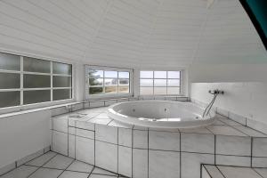 Cozy thatched cottage with pool by the sea - SJ450
