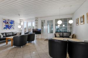 Cozy thatched cottage with pool by the sea - SJ450