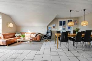 Thatched house with spa and pool by the sea - SJ67